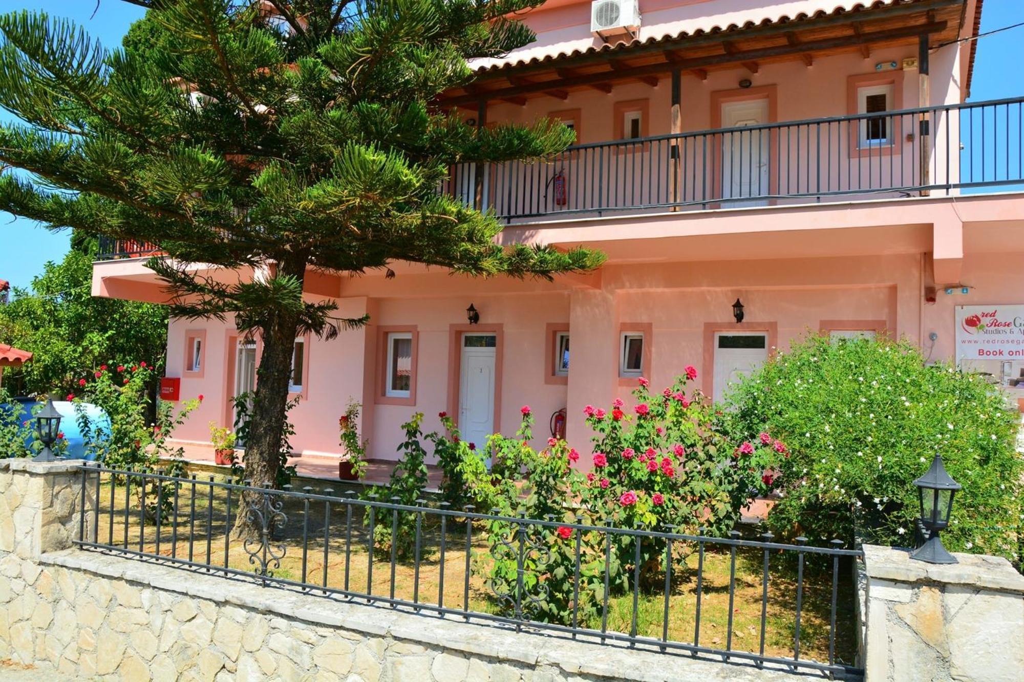Red Rose Garden Apartment Циливи Екстериор снимка