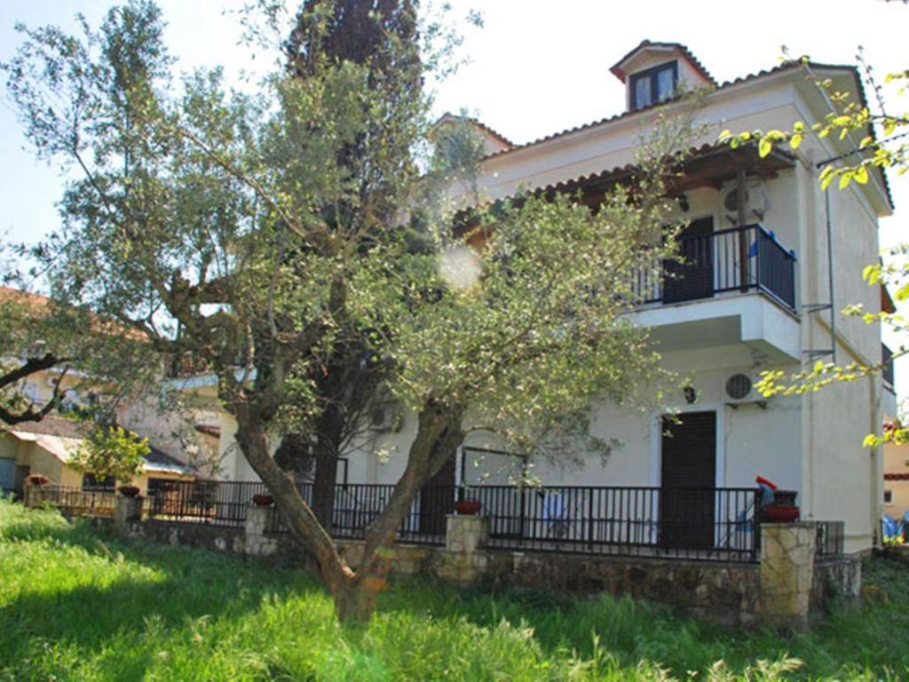 Red Rose Garden Apartment Циливи Екстериор снимка